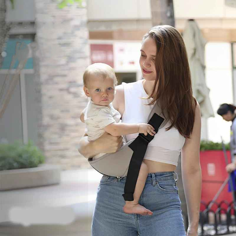 maman porte bébé dans une écharpe bebe happy