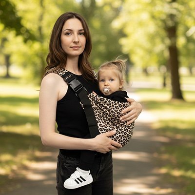 maman porte bébé en bebe porte en echarpe ergoapaisant au parc