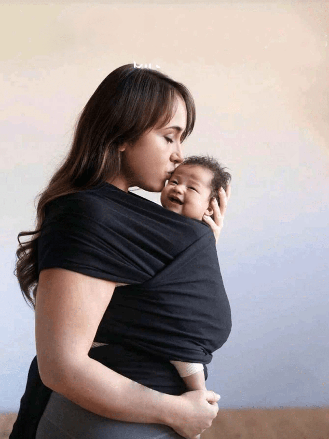maman porte bébé en écharpe de portage bébé comfort liberty