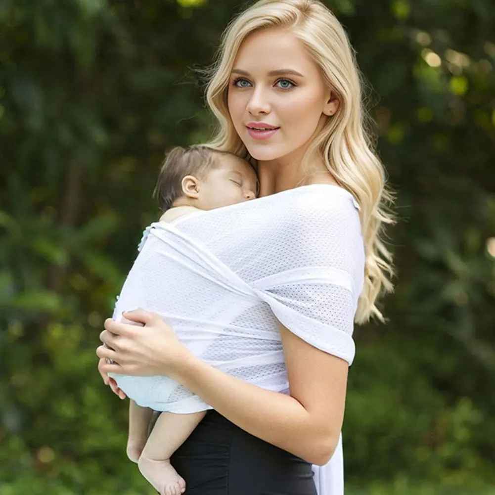 maman porte bébé en écharpe de portage bébé freshcarry