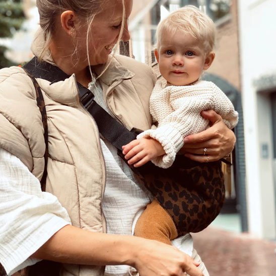 maman porte bébé en echarpe de portage confort proximité en ville 