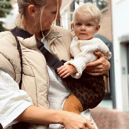 maman porte bébé en echarpe de portage confort proximité en ville 