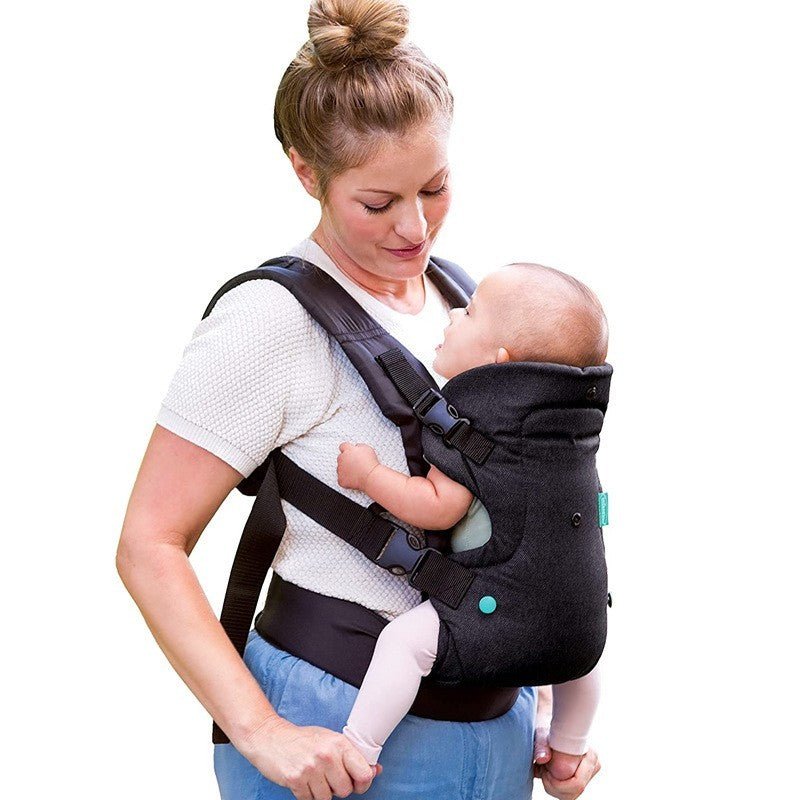 maman porte bébé en porte bébé physiologique ergonomique