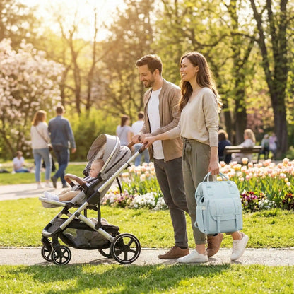 maman porte sac a dos a langer voyageur avec papa et bébé