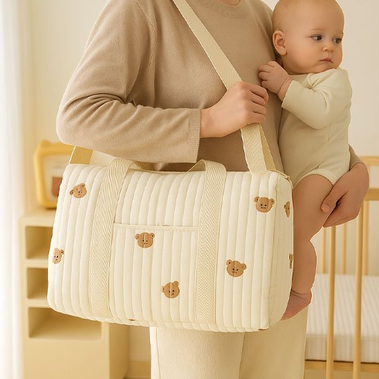 maman porte sac a langer multifonction  avec bébé 
