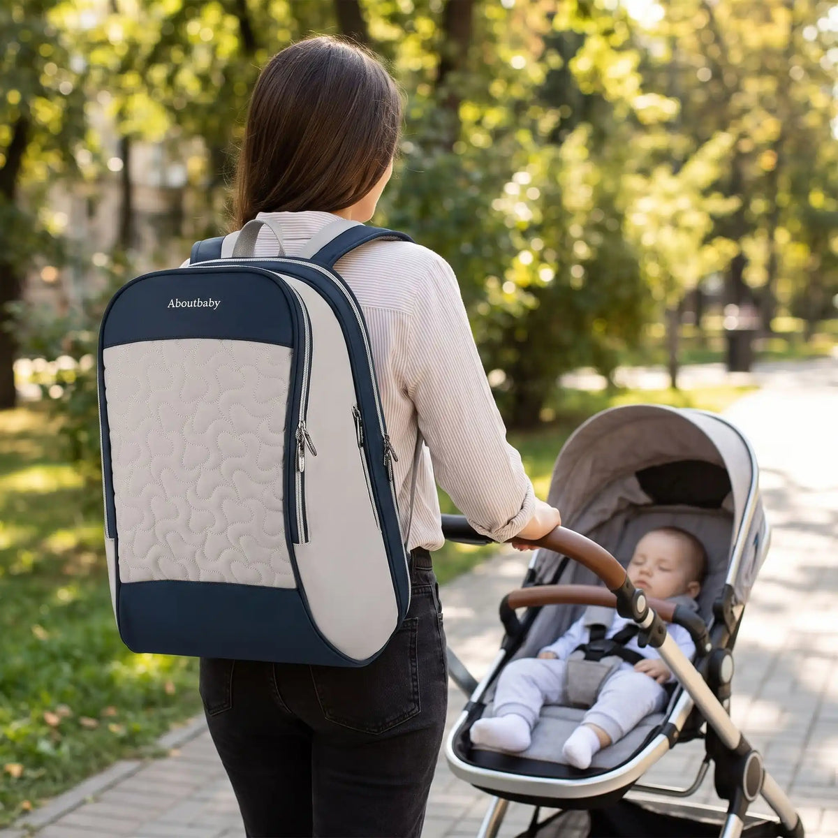 maman porte sac a langer chic harmonie au parc avec bébé 