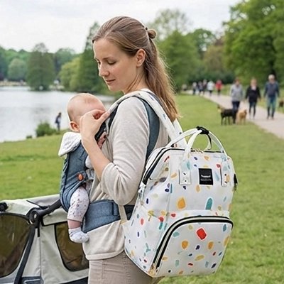 maman porte sac à langer imperméable stylé avec bébé au parc