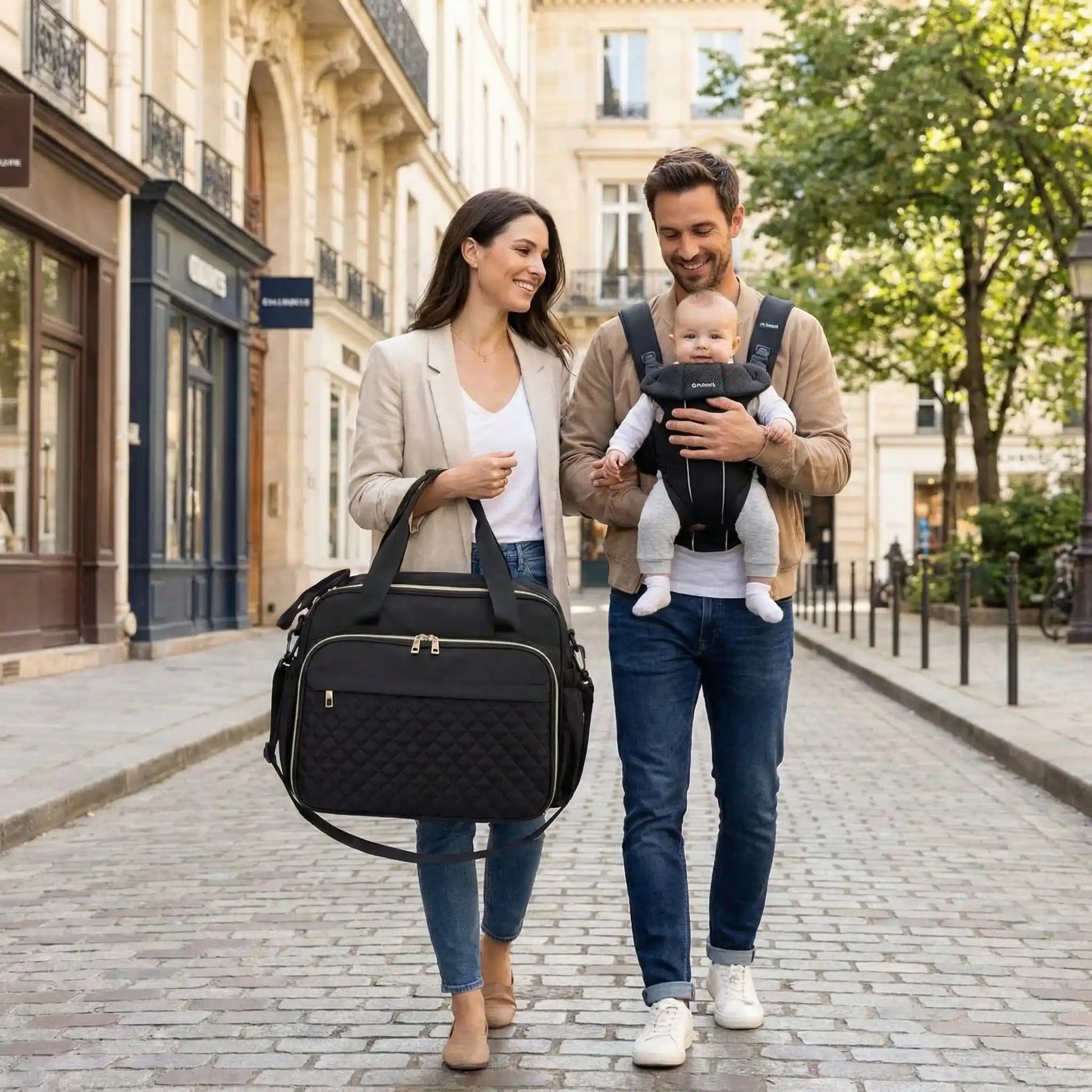maman porte sac a langer octopoche avec papa et bébé