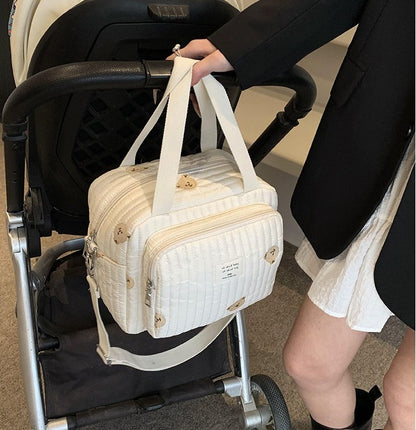 maman porte sac a langer sport chic ourson avec poussette dans la maison
