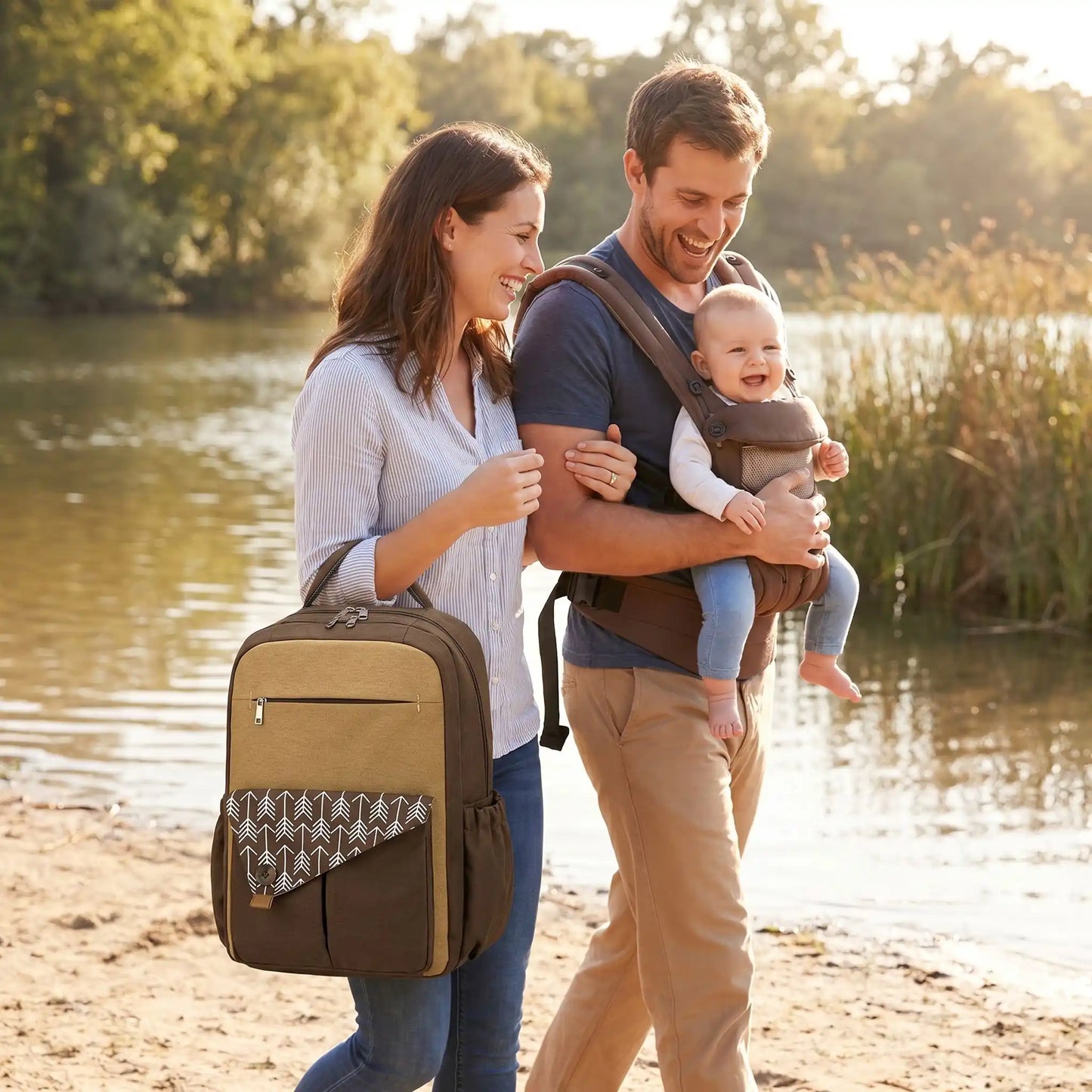 maman porte sac a langer urban chic babyserenity au bord d'eau avec papa et bébé
