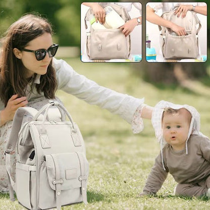 maman ave bébé assis dans la nature sac à langer momélégance par terre