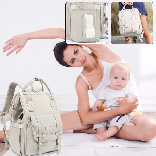 maman fait les exercices bébé assis sur ses cuisses sac à langer momélégance à coté d'eux