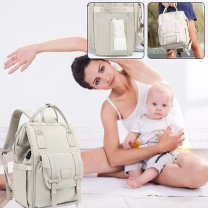 maman fait les exercices bébé assis sur ses cuisses sac à langer momélégance à coté d'eux