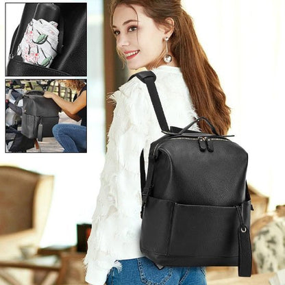 maman porte le sac à langer imperméable distingué noir sur le dos au salon