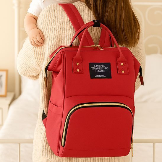 maman porte le sac à langer pratique & élégant  au dos dans la chambre avec bébé 
