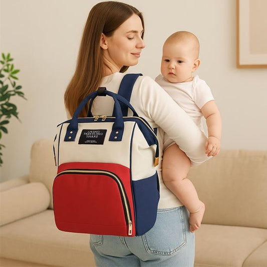 maman porte le sac à langer pratique & élégant  avec bébé au salon