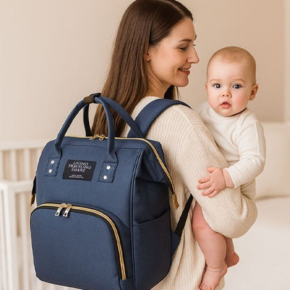 maman porte le sac à langer pratique & élégant bleu avec bébé 