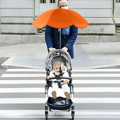 ombrelle pour poussette​ fixée sur la poussette avec bébé et papa