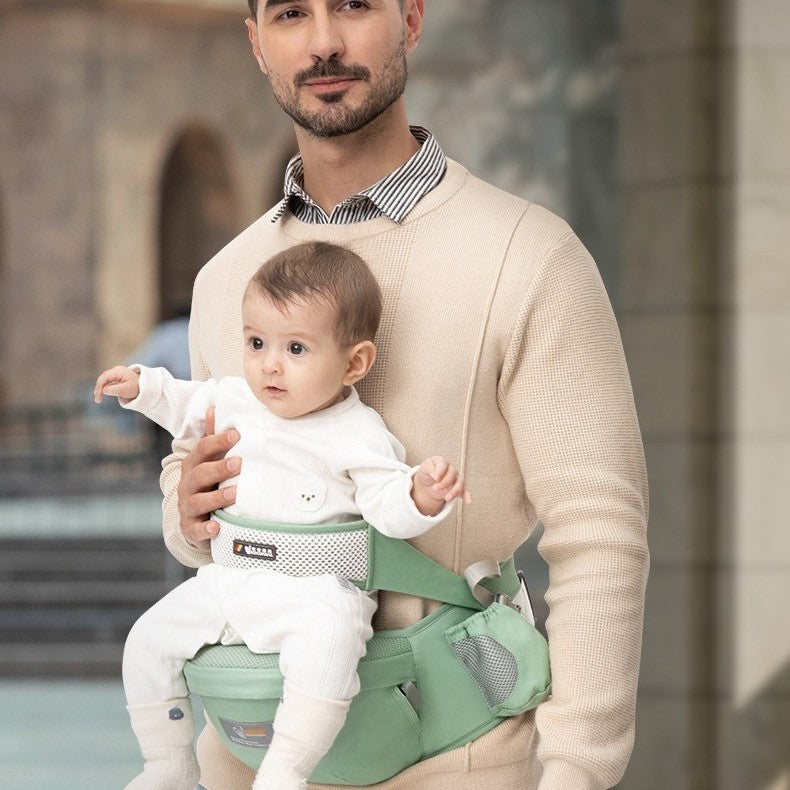 papa avec bébé dans porte bébé ergonomique airgreen
