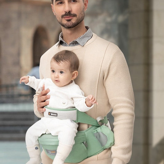 papa avec bébé dans porte bébé ergonomique airgreen