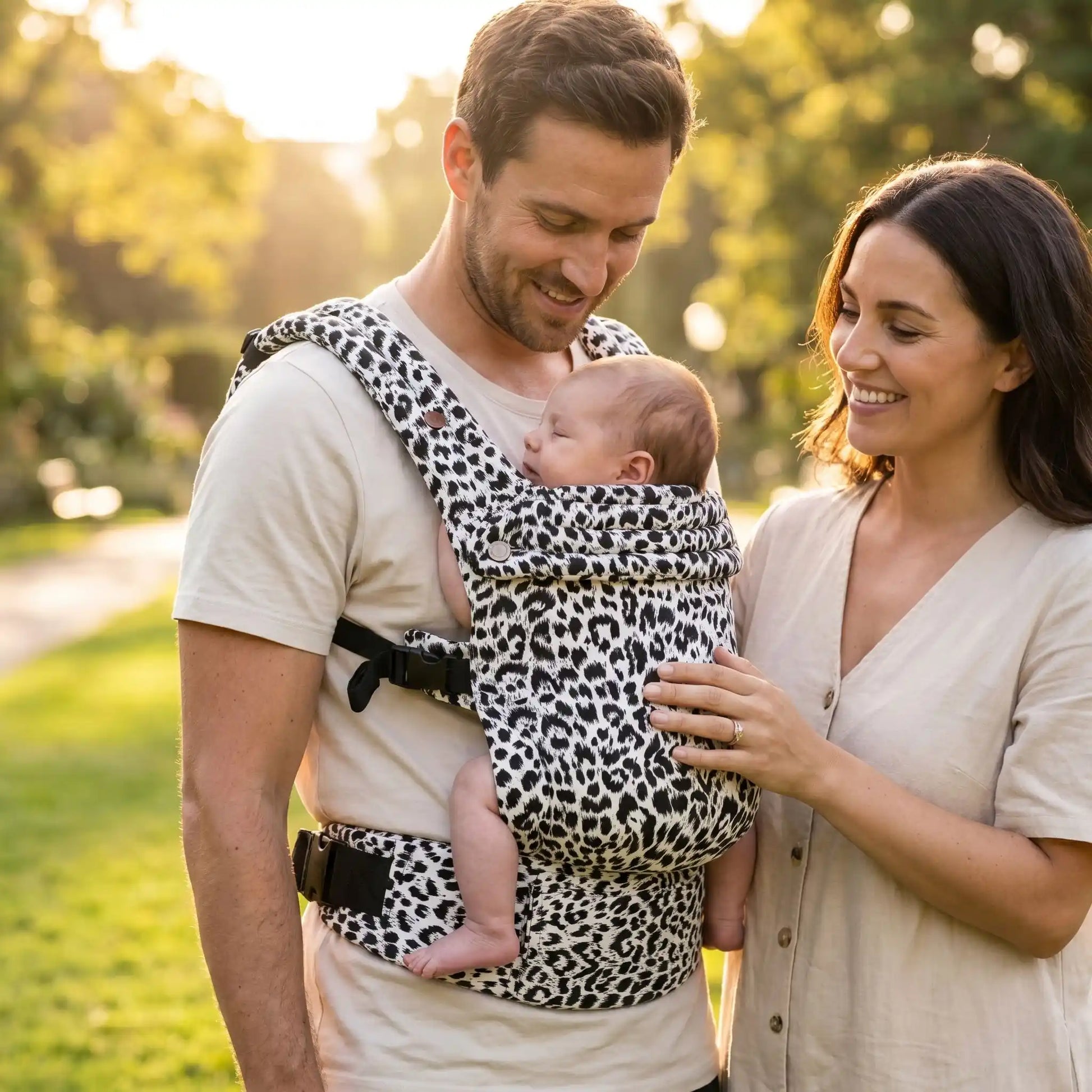 papa avec bébé dans porte bebe naissance ajustable au parc