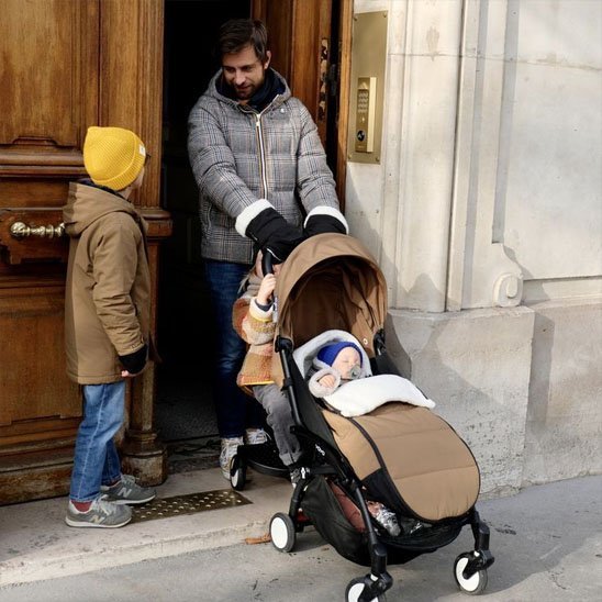 papa et les garçons avec bébé dans chancelière poussette ultra isolante 