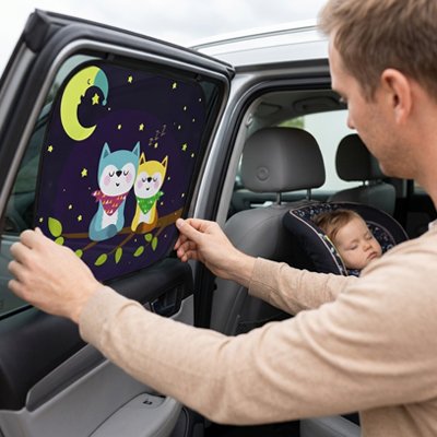 papa fixe pare soleil voiture bébé doudou sur vitre avec bébé