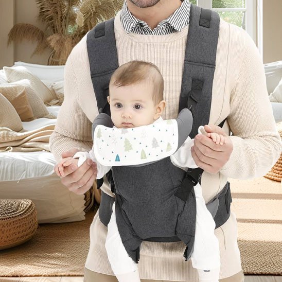 papa porte bébé dans porte bébé confort optimal au salon