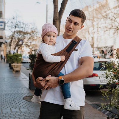 papa porte bébé dans une echarpe de portage bebe-ergonomique confort