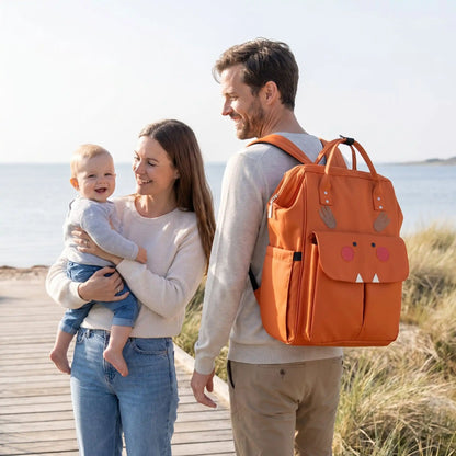 papa porte sac a langer dos impermeable momstylé au bord d'eau avec maman et bébé