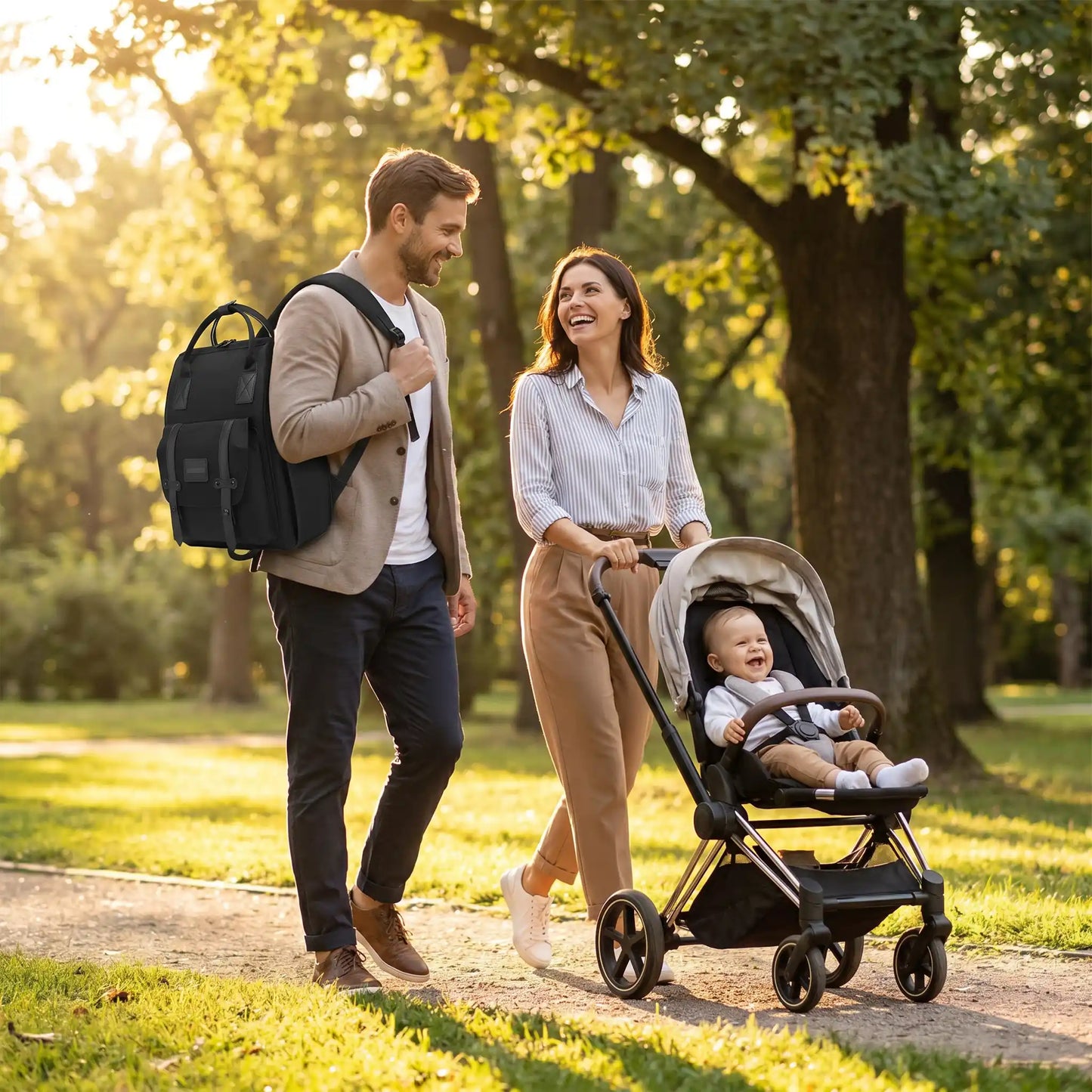 papa porte sac a langer impermeable noir momidéal au parc avec maman et bébé
