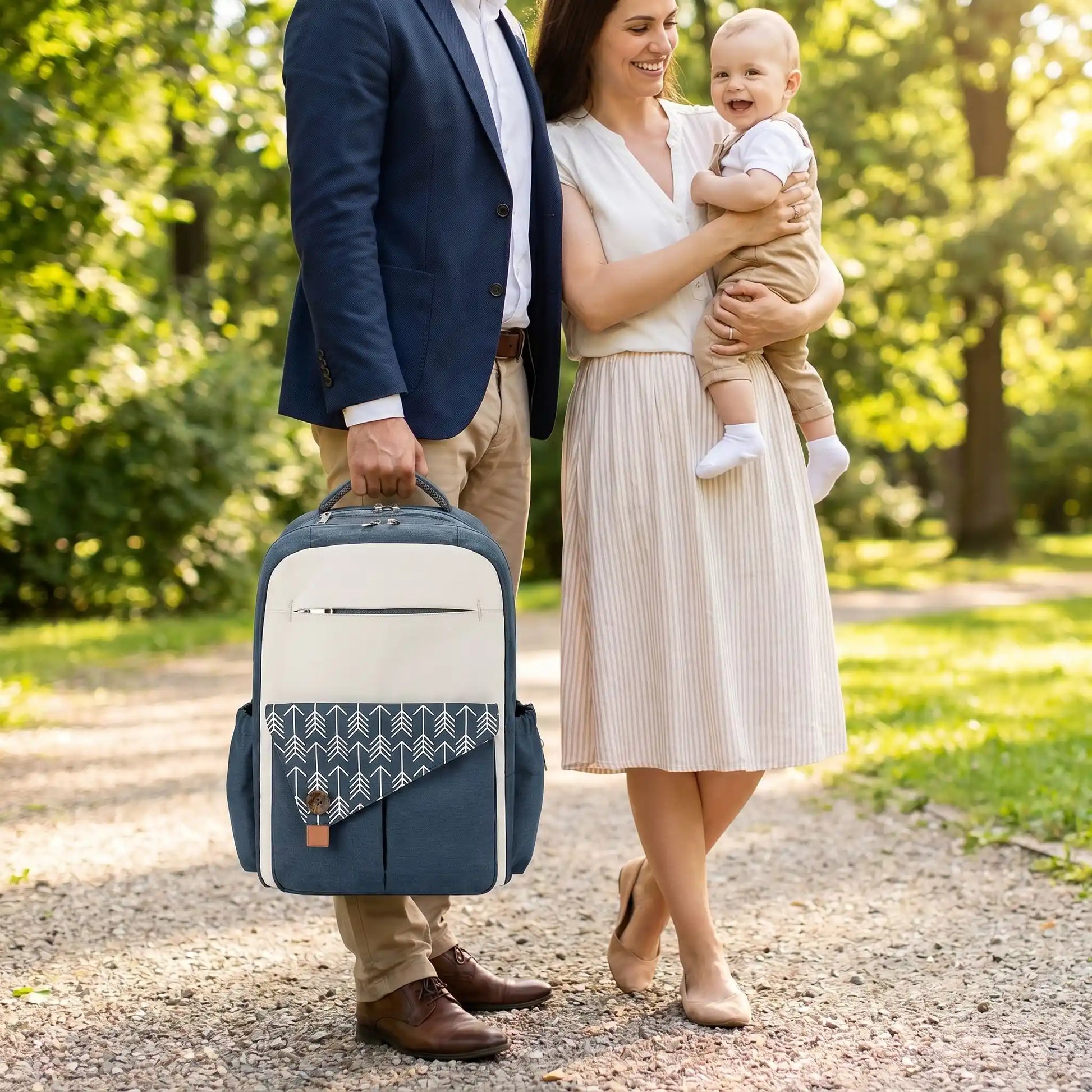 papa porte sac à langer toile imperméable momperfect avec bébé et maman au parc