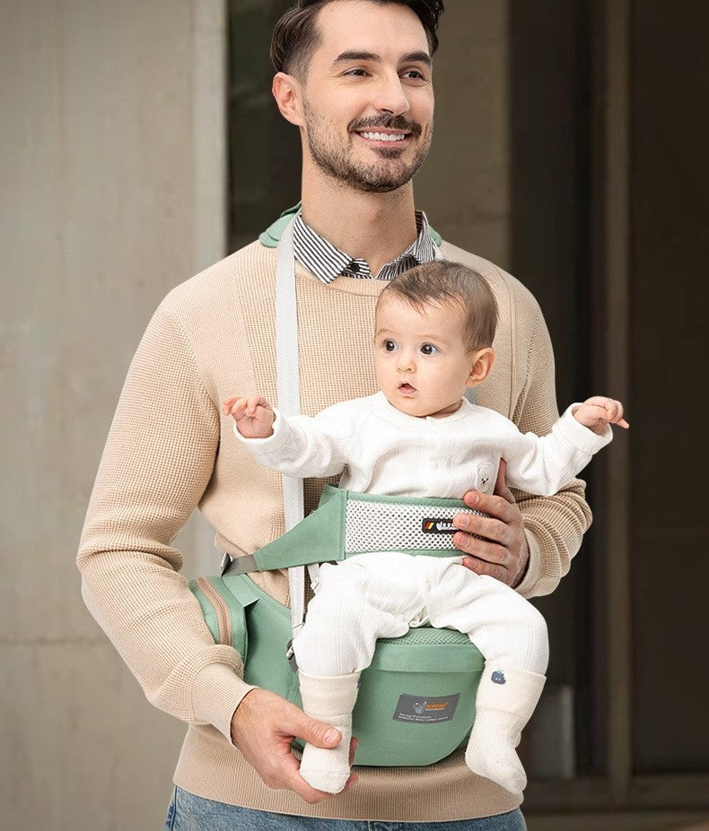 papa souriant avec bébé dans porte bébé ergonomique airgreen