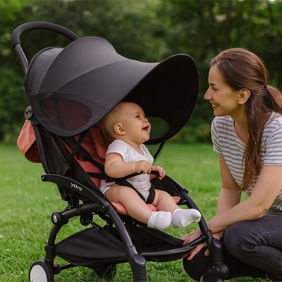Par soleil pour poussette​ parasol sur poussette avec bébé et maman au parc