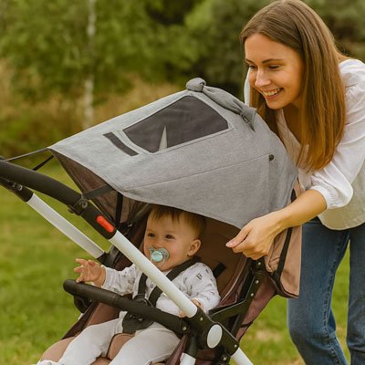 pare soleil poussette​ ajustable sur poussette avec bébé et maman