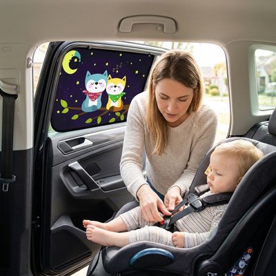 pare soleil voiture bébé doudou sur vitre avec bébé et maman