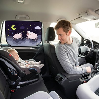 pare soleil voiture bébé doudou sur vitre avec bébé et papa