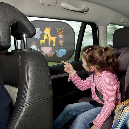 pare soleil voiture protect fixé sur vitre  avec bébé qui joue