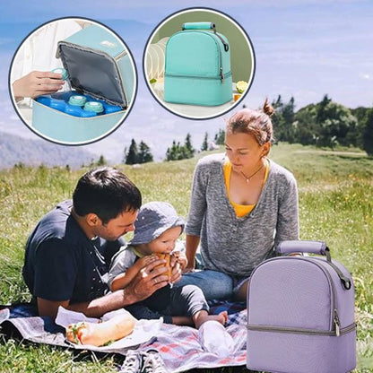 porte biberon pratikMom sur la couverture à coté de maman, papa et bebe
