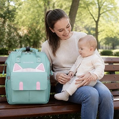sac à dos à langer imperméable éclair sur le banc avec maman et bébé