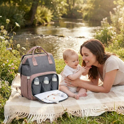 sac a dos a langer sur la couverture avec maman et bébé