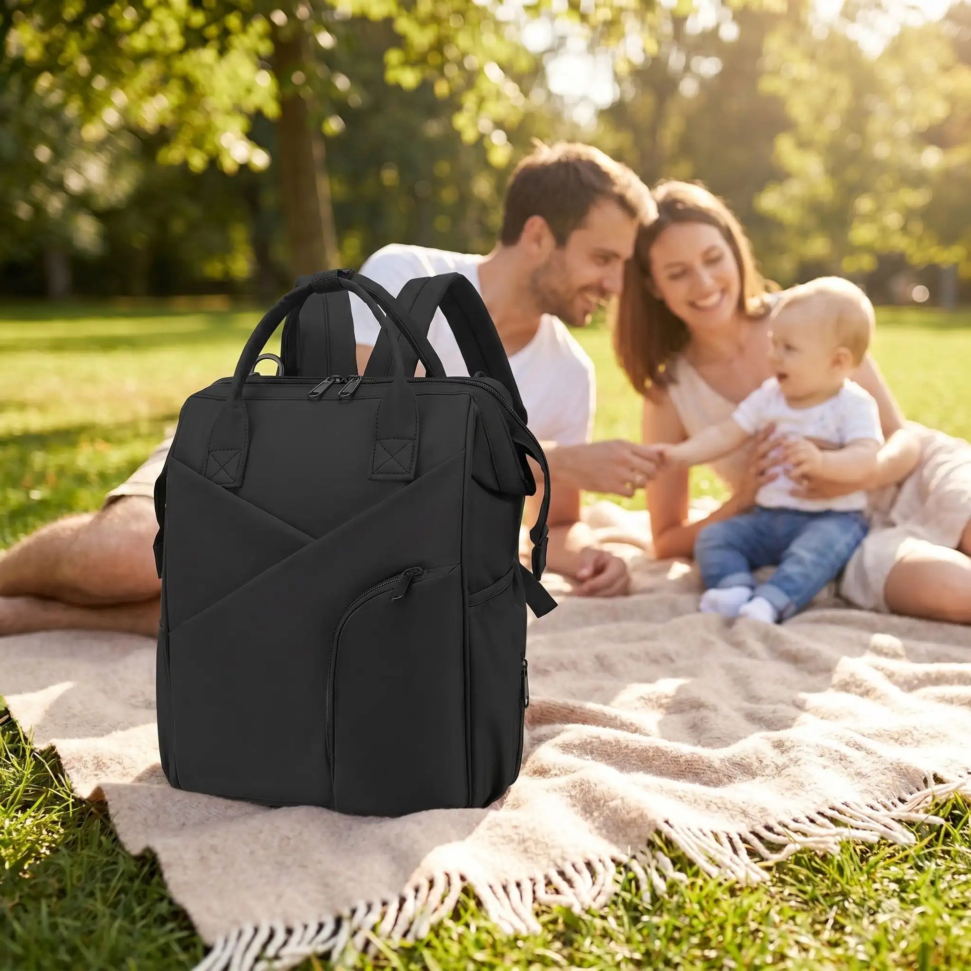 sac a langer a dos chic serenity sur la couverture avec bébé et sa famille