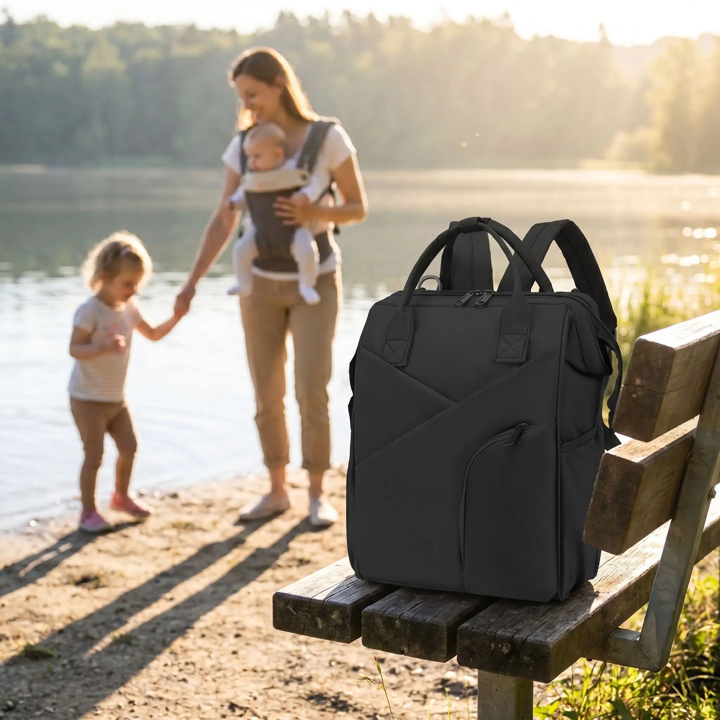 sac a langer a dos chic serenity sur le banc a coté de bébé et sa famille
