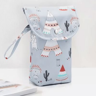 sac à langer babybags gris sur la table