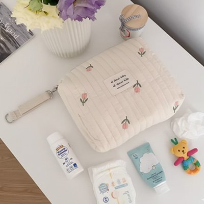sac à langer bébé complet & pratique sur la table
