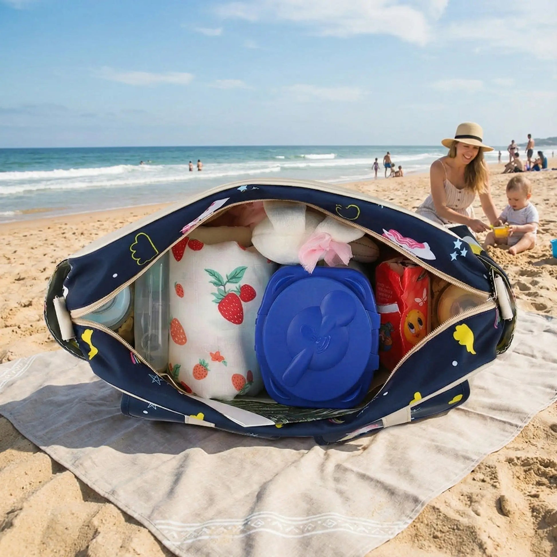 sac à langer bébé harmony sur la couverture avec maman et bébé sur la plage