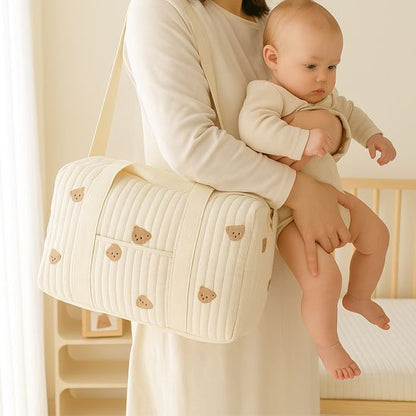 sac a langer bebe multifonction sur l'épaule de maman avec bébé