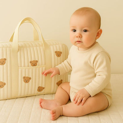 sac a langer bebe multifonction sur le lit avec bébé