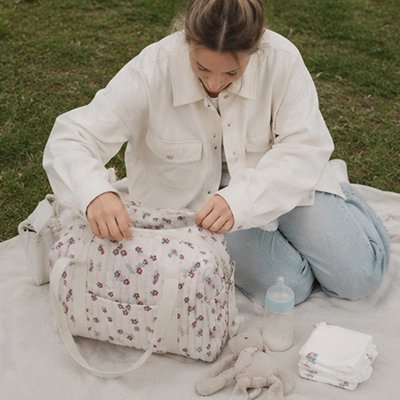 sac a langer chic flexible sur couverture avec maman 