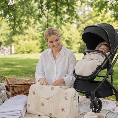 sac a langer chic génial sur couverture avec maman et bébé